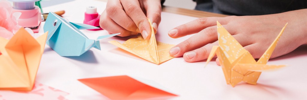 primer-plano-mano-mujer-que-hace-arte-creativo-arte-usando-papel-origami_23-2148188345